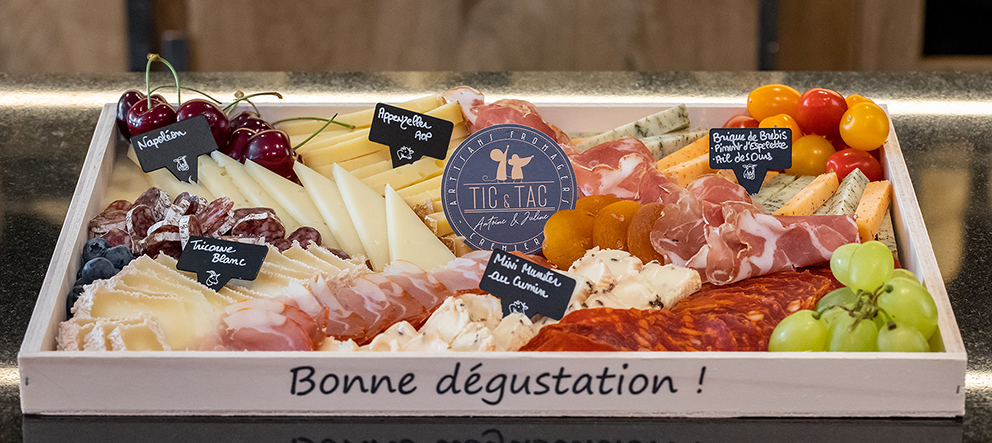 AMBIANCE-4-PLATEAUX-FROMAGES-CHARCUTERIE